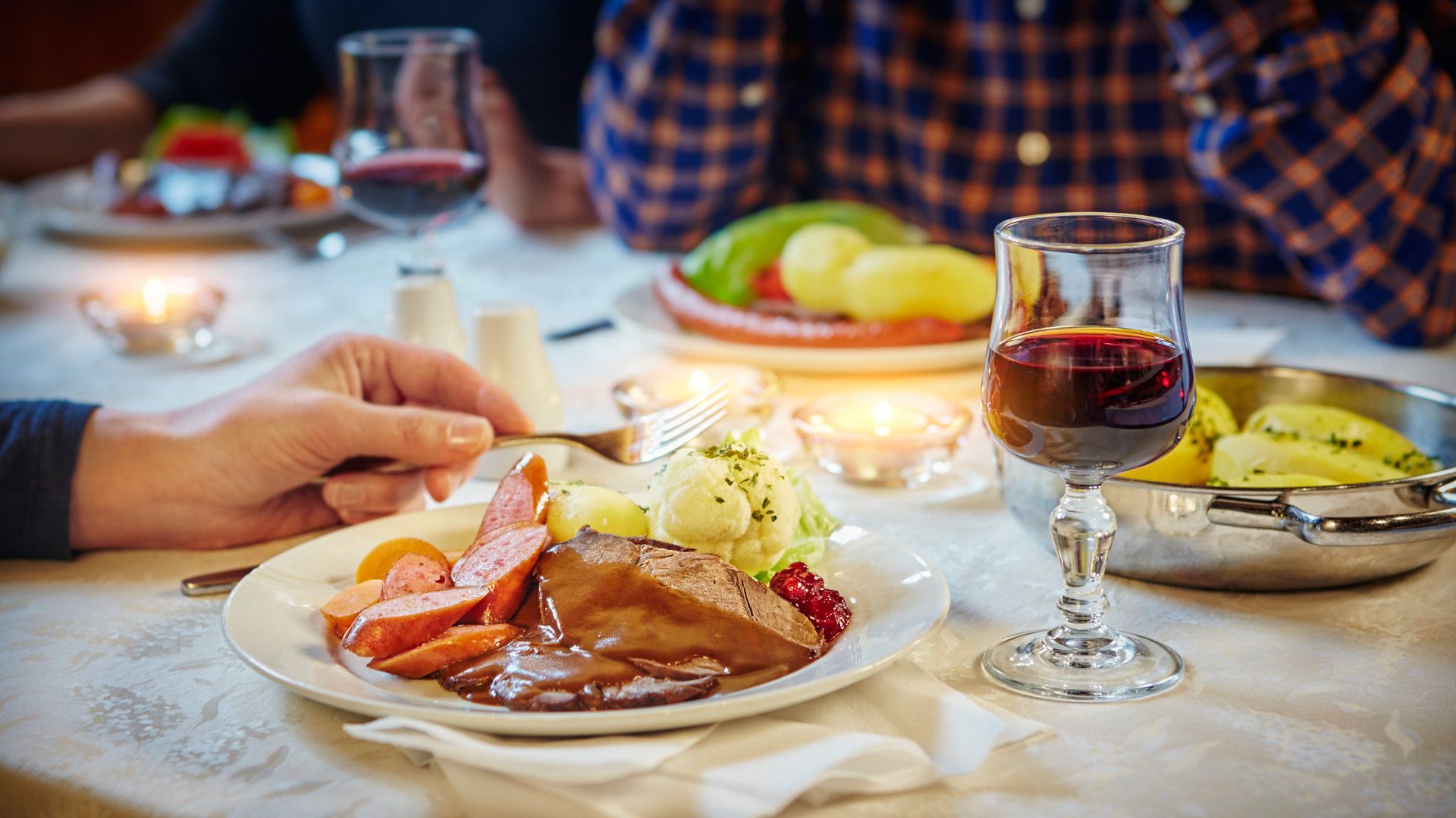 Picture showing food being served at Memurubu near Besseggen